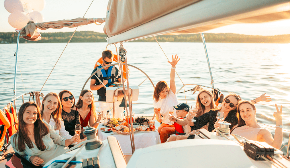 Renta de botes Tulum; chicas haciendo una fiesta en un barco